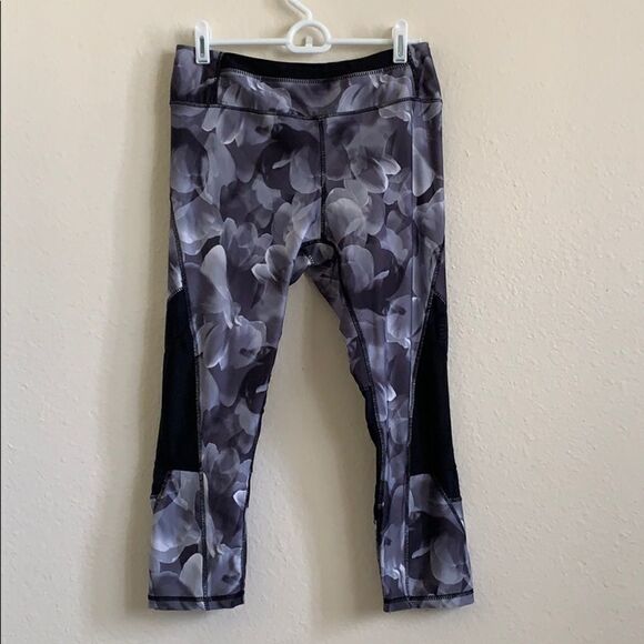 Adore Me Cropped Leggings - Picture 1 of 4